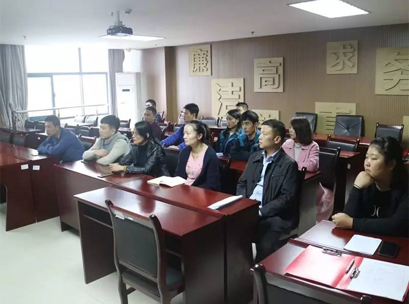 观看交通安全警示片 倡导文明出行安全驾驶