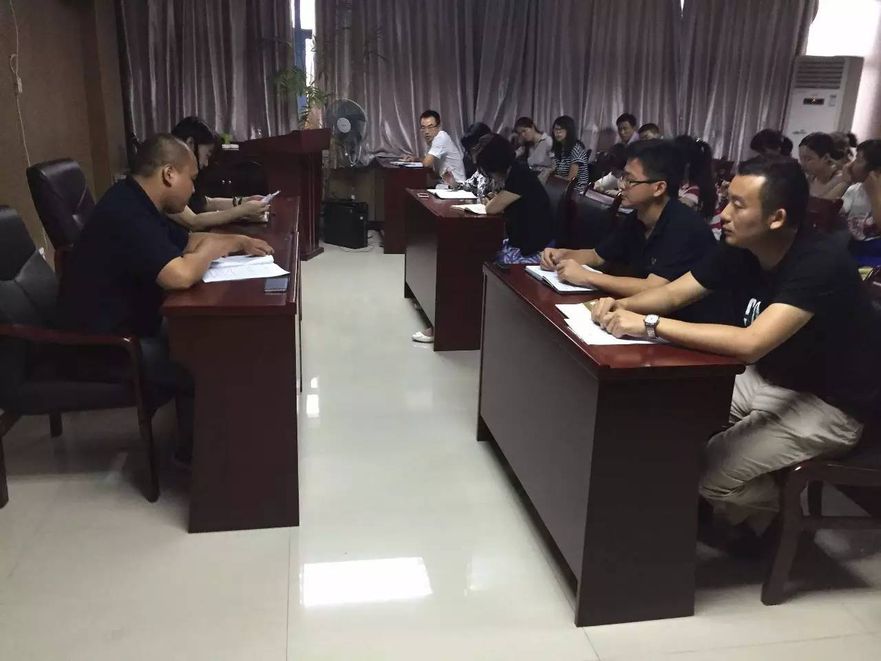 集团组织传达学习关于我市8起“违插”典型案例的通报》