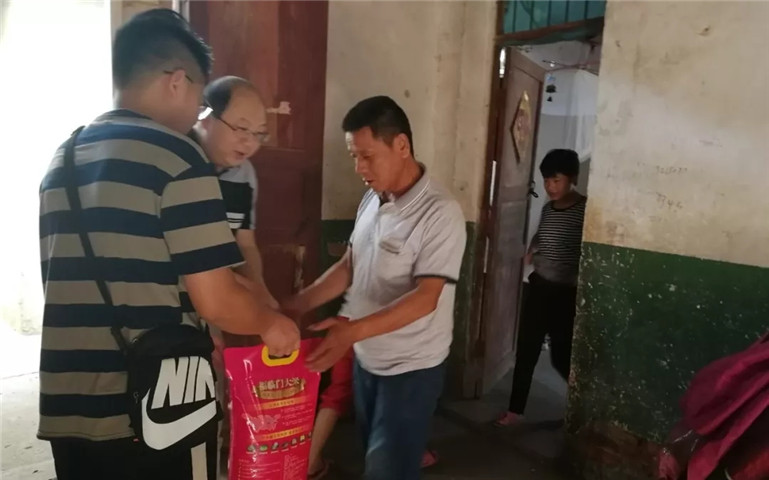 设计院公司中秋节前走访慰问贫困户