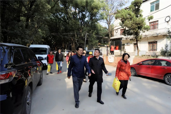 集团董事长谢荣华深入舍里甲社区开展宣传文明创建活动