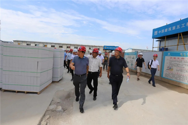 集团董事长谢荣华金赣服务中心调研项目建设情况