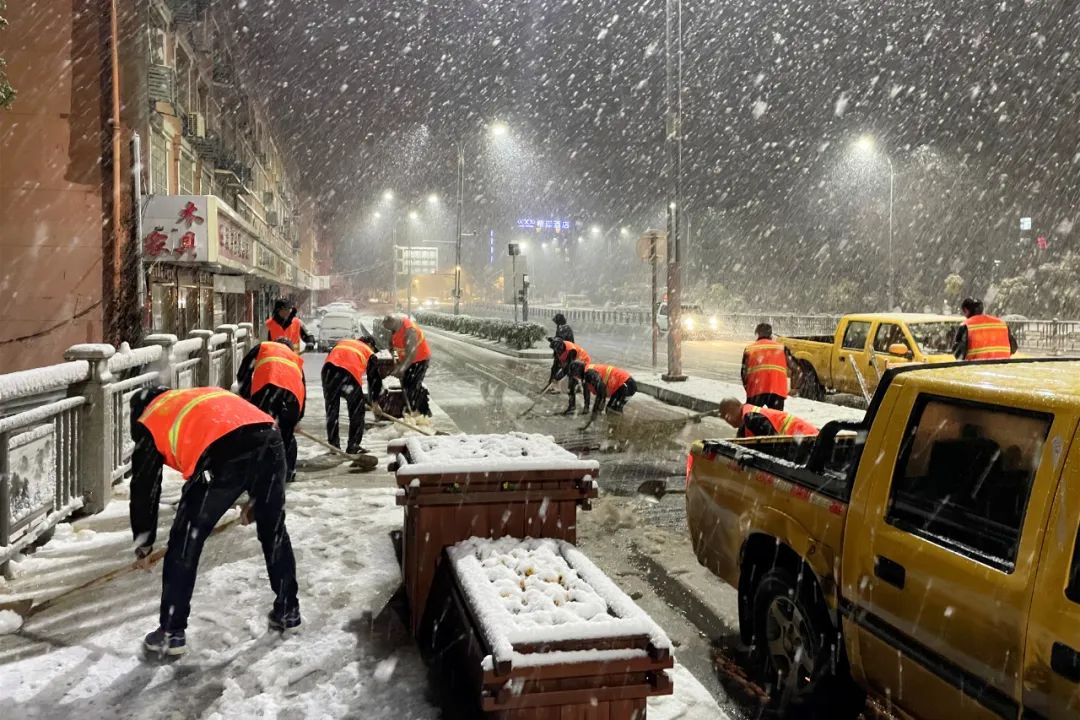 管护公司全力开展除雪保畅工作