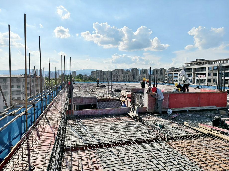 豫章师范学院附属山丹路学校1#综合楼封顶！